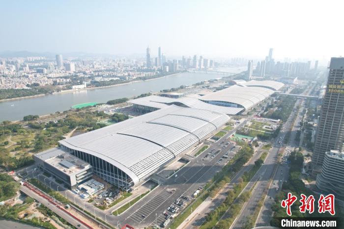 廣交會展館四期項目建設重啟現(xiàn)場一派繁忙